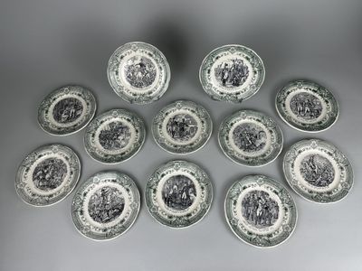 six assiettes ornées de motifs en noir et blanc sont disposées en cercle