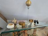 une vitrine en verre sur laquelle sont disposés divers objets