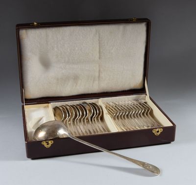 une boîte à couverts contenant une cuillère et une cuillère
