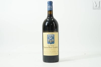 une bouteille de vin posée sur une table