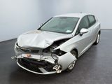 l'avant d'une voiture argentée qui a été gravement endommagée