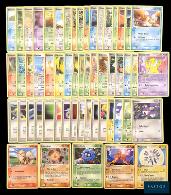 une grande collection de cartes Pokémon posée sur une table