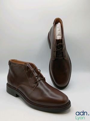 une paire de chaussures en cuir marron à lacets