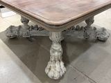 une table sur laquelle est posé un plateau en bois