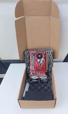 une boîte en carton avec l'image d'un cheval à l'intérieur