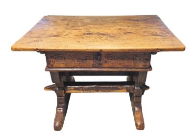 une petite table en bois avec un tiroir