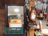 beaucoup de meubles dans une pièce où il y a beaucoup de cartons
