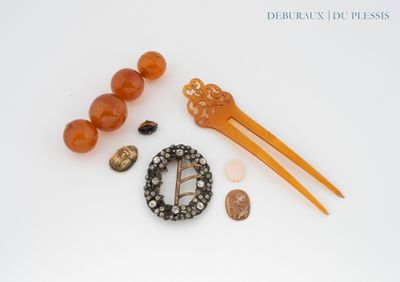 une photo montrant une collection d'accessoires pour cheveux posés sur une surface blanche
