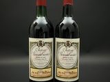 deux bouteilles de vin rouge posées l'une à côté de l'autre sur une table