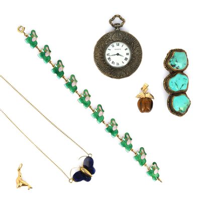 un assortiment de bijoux comprenant une montre, un bracelet et un collier
