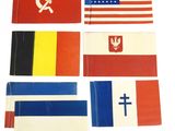 un lot de quatre drapeaux arborant les emblèmes de différents pays