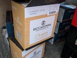 une pile de boîtes posée sur une table