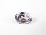 un saphir violet sur un fond blanc
