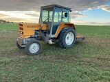 un tracteur qui est garé dans l'herbe