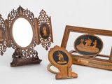 trois œuvres d'art différentes exposées sur une table