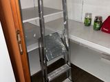 une échelle appuyée contre un mur dans une pièce