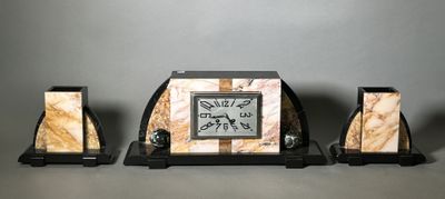 trois horloges de style Art déco posées sur une table