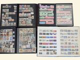 de nombreux timbres sur les pages d'un classeur
