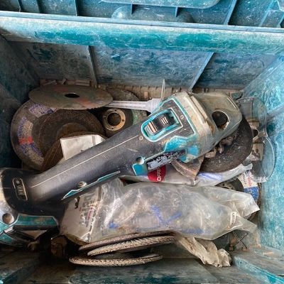 un bac bleu rempli d'outils qui s'y trouvent