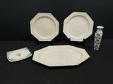 trois assiettes et un vase posés sur une table