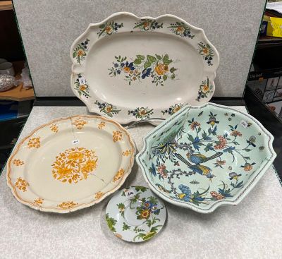 trois assiettes et un bol posés sur une table