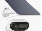 un panneau solaire fixé sur le côté d'une caméra de sécurité
