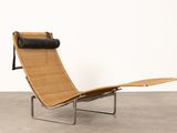 un fauteuil marron posé sur un sol en béton