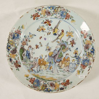 une assiette avec un motif d'oiseaux et de fleurs