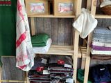 une étagère remplie d'objets dans une pièce