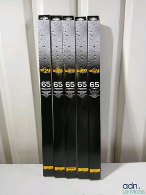 Trois livres noirs sont empilés les uns sur les autres sur une table