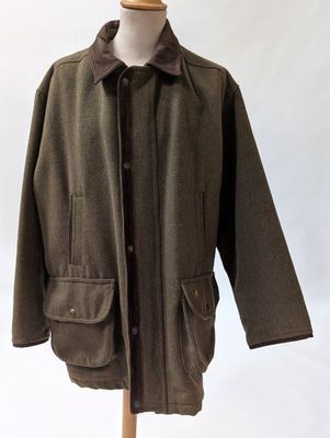 une veste en laine posée sur un mannequin, sur fond blanc