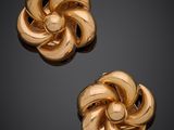 une paire de boucles d'oreilles à clip dorées