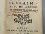 un vieux livre écrit posé sur une table