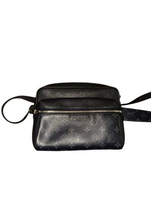 un sac à bandoulière en cuir noir sur fond blanc