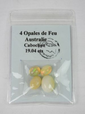 trois œufs jaunes et verts dans un sac en plastique posé sur une surface blanche