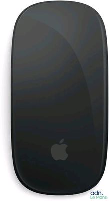 Une souris Apple est représentée sur une surface blanche, sur fond noir.