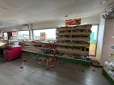 une photo d'un magasin où de nombreux articles sont éparpillés sur le sol
