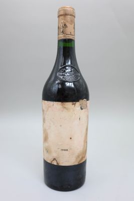 gros plan d'une bouteille de vin sur une surface blanche