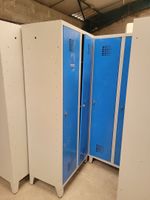 Réunion de 13 vestiaires en tôle laqué crème et bleu à 2 por… (photo 2)