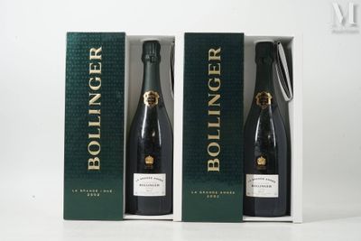 deux bouteilles de vin mousseux Bollinger dans un coffret