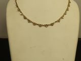 gros plan d'un mannequin portant un collier
