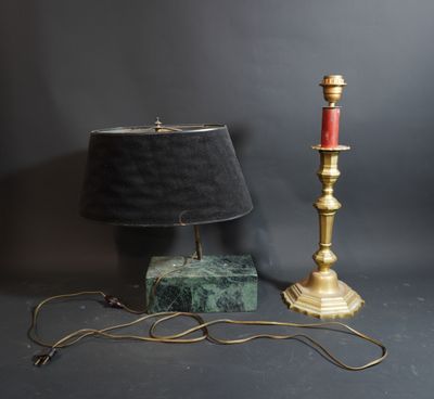 paire de lampes en laiton et marbre avec un abat-jour noir sur fond gris