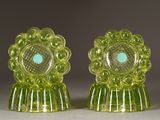 paire de bougeoirs en verre vert ornés d'une pierre turquoise au centre