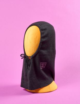 un chapeau noir et jaune surmonté d'une capuche