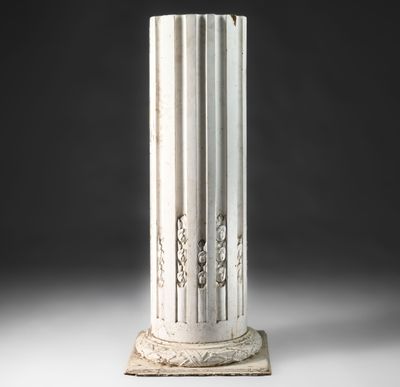 Sellette en bois laqué blanc à cannelures sculpté de fleuret…