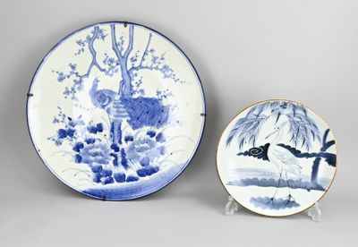 deux assiettes bleues et blanches et une assiette sur laquelle est représenté un oiseau