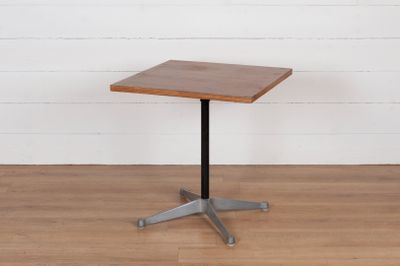 une photo d'une table en bois avec un piètement métallique posée sur un parquet