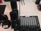 un micro et un clavier posés sur un bureau, à côté d'un ordinateur portable