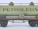 un wagon de petit train sur lequel est posé un char d'assaut