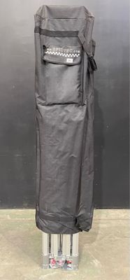un sac noir posé sur un support métallique